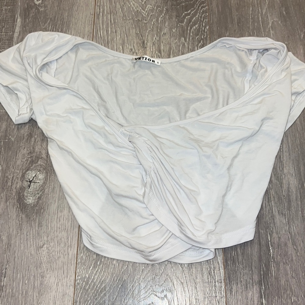 V-neck short sleeve crop top